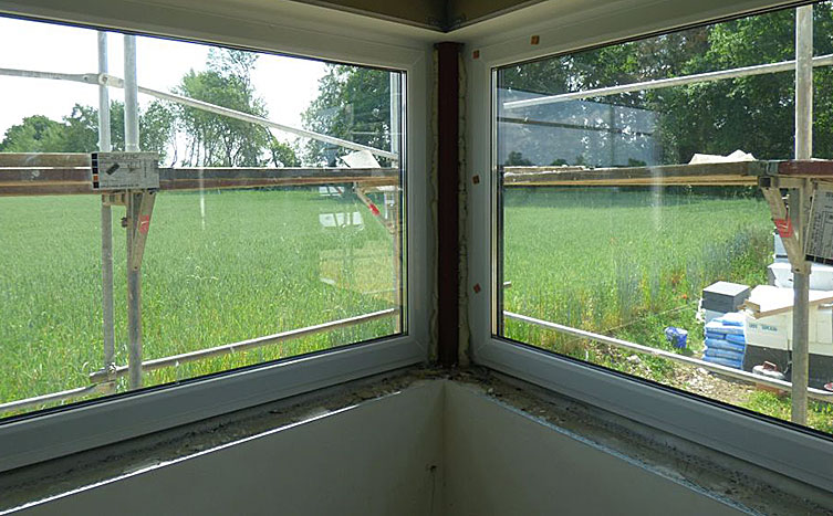 Beispiel fehlende luftdichte Abklebung bei einem Eck-Fensterelement